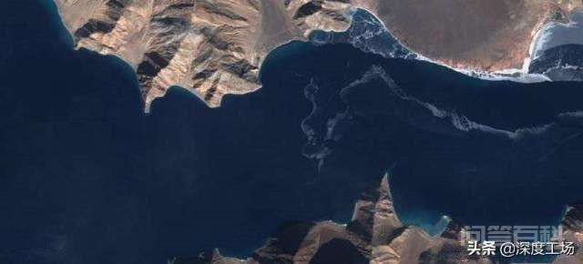 班公湖出现神奇现象，卫星显示：一侧已经全部结冰，一侧却没结冰,第3张
