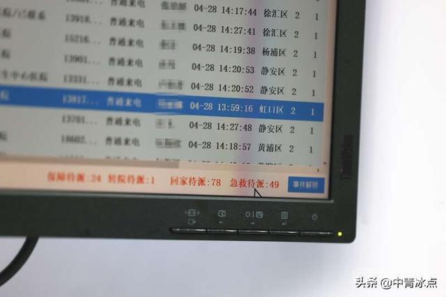 上海大堵车：天来电达万，担架床被医院“压”了，救护车最长等小时才接单，有病人私家车心肺复苏,第3张