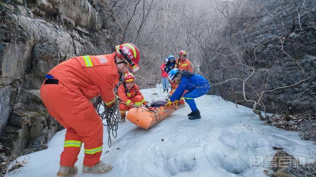 北京一地质教授上山考察时崴脚被困，消防员抬担架将其转运下山,第2张