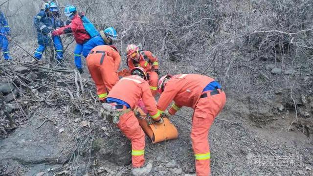 北京一地质教授上山考察时崴脚被困，消防员抬担架将其转运下山,第3张