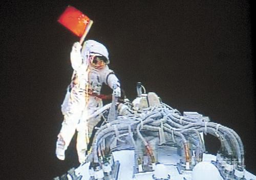 外媒看中国空间站航天员出舱,第2张
