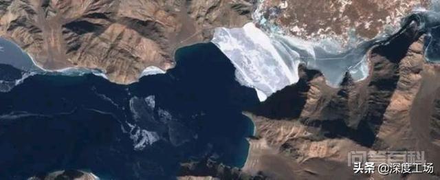 班公湖出现神奇现象，卫星显示：一侧已经全部结冰，一侧却没结冰,第2张