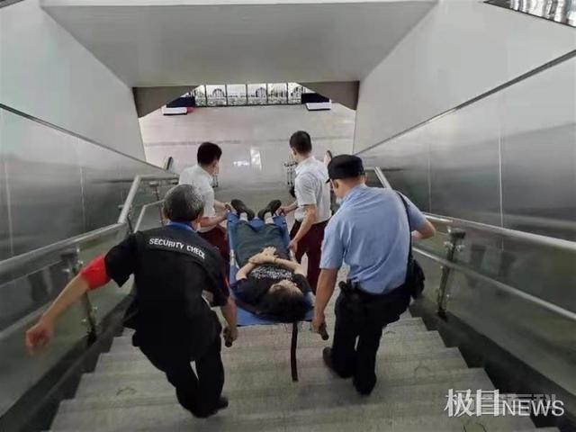 小孩掉进地铁,竟被坐在轮椅的疾人所救,第3张