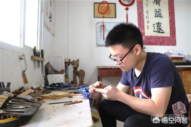 武汉生物工程学院一理科男生两年手工制作百余件木艺送给同学，你怎么看？,第2张